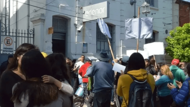 SAN FERNANDO: usuarios reclaman por tarifas ante sede local de Edenor