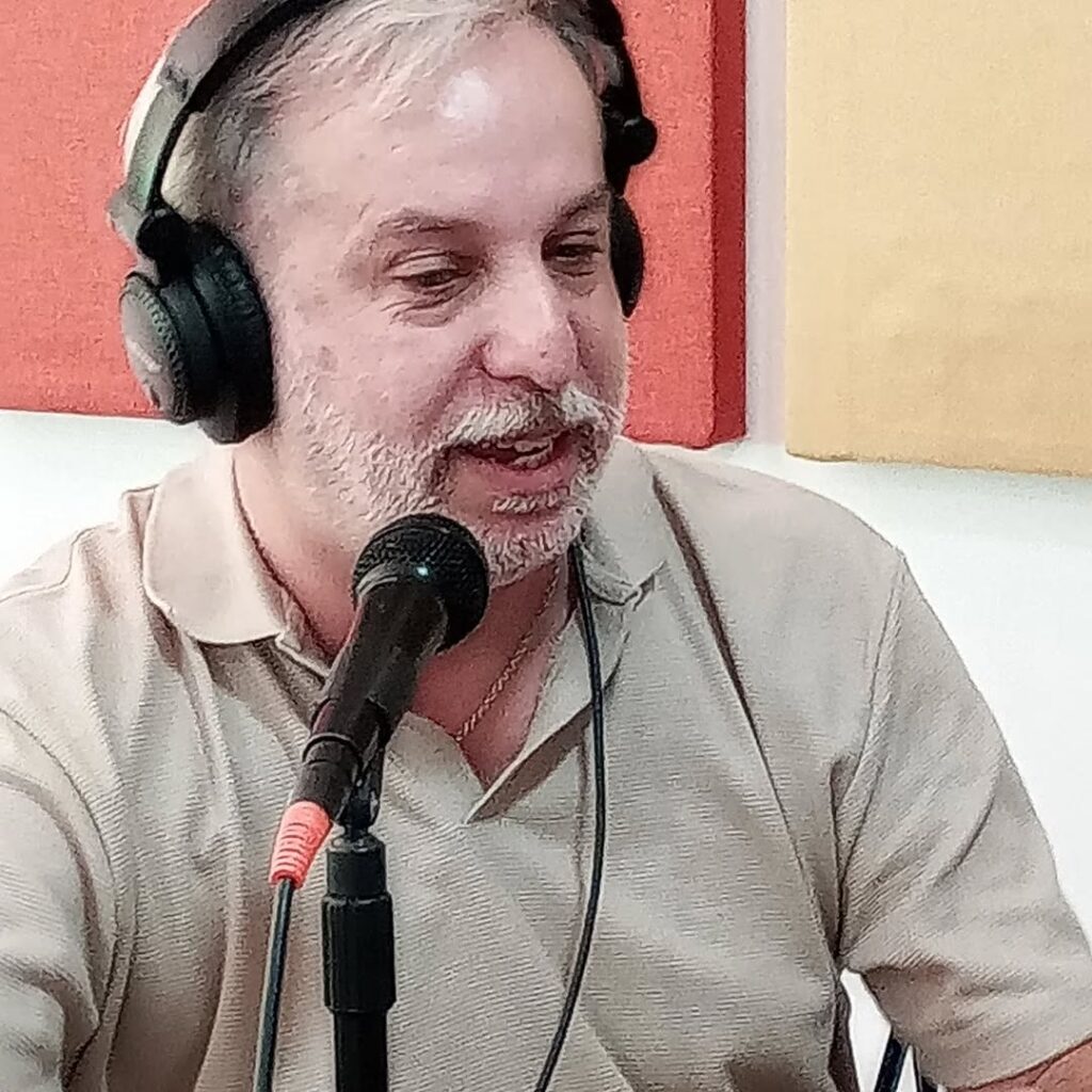 Instagram post from radiorayuelavl. This post is in position 8.